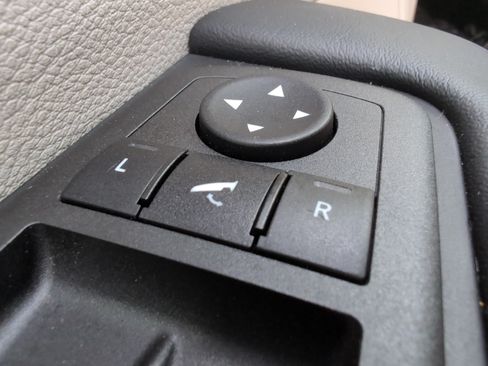 Used 2023 Chrysler Pacifica Limited FWD image 38