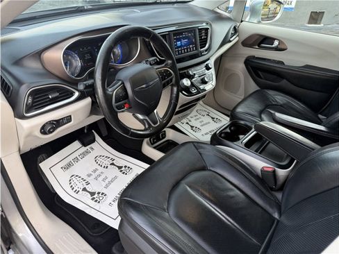 Used 2019 Chrysler Pacifica Touring-L image 17