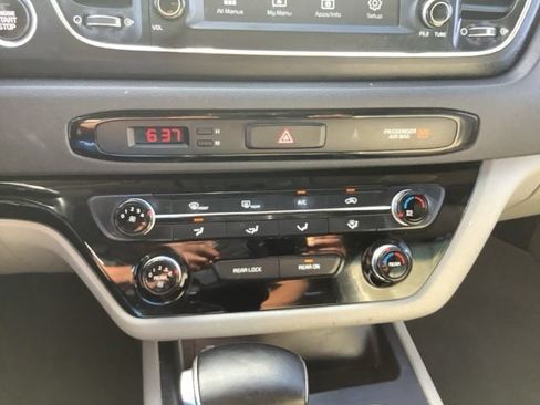 Used 2018 Kia Sedona LX w/ LX Essentials Premium Package FWD image 23