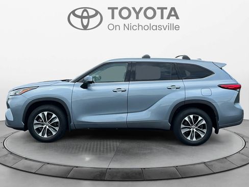 Used 2020 Toyota Highlander XLE AWD/4WD image 2