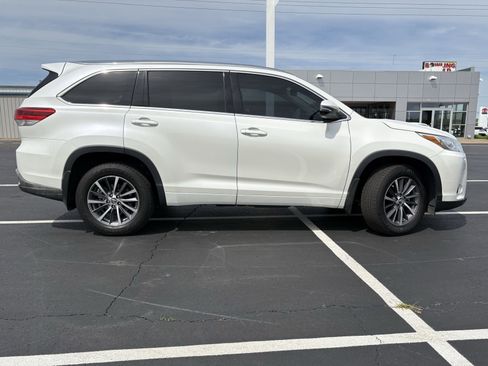 Used 2017 Toyota Highlander XLE image 3