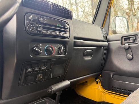 Used 2004 Jeep Wrangler 4WD image 32