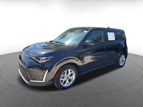 Used 2025 Kia Soul LX w/ LX Technology Package FWD image 4