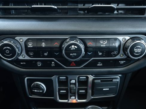 Used 2024 Jeep Wrangler Sahara image 14