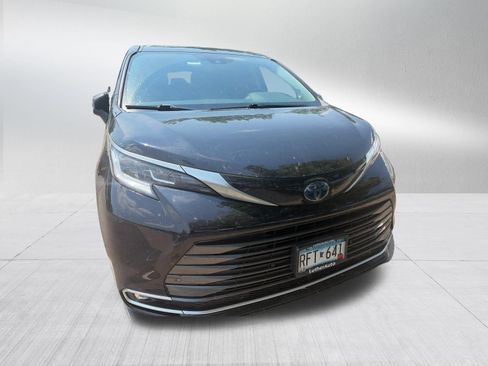 Certified 2022 Toyota Sienna Limited AWD/4WD image 2