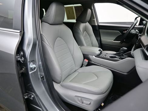 Used 2025 Toyota Highlander XLE image 14