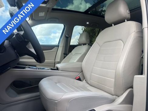 Used 2025 Volkswagen Atlas SEL AWD/4WD image 9