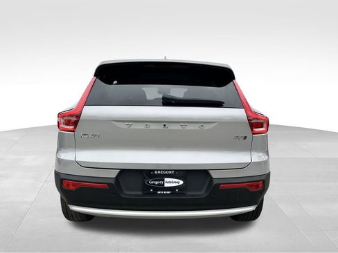Used 2025 Volvo XC40 B5 Core image 8