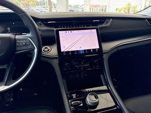 Used 2023 Jeep Grand Cherokee Limited w/ Black Appearance Package image 28