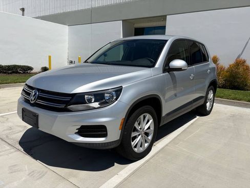 Used 2017 Volkswagen Tiguan Limited w/ Alloy Wheels Package FWD image 1