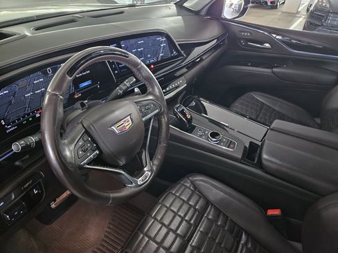 Used 2024 Cadillac Escalade ESV V w/ LPO, ONYX Package image 4