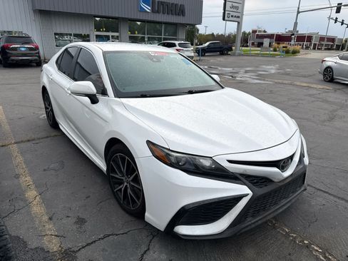 Used 2022 Toyota Camry SE FWD image 2