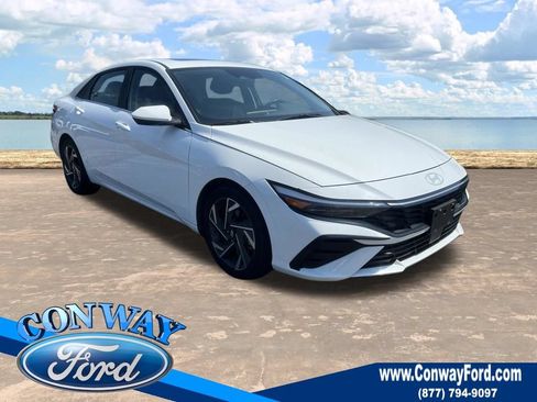 Used 2025 Hyundai Elantra SEL FWD image 1