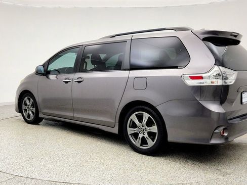 Used 2018 Toyota Sienna SE Premium image 7