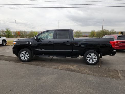 Used 2024 Nissan Titan SV w/ SV Convenience Package image 2