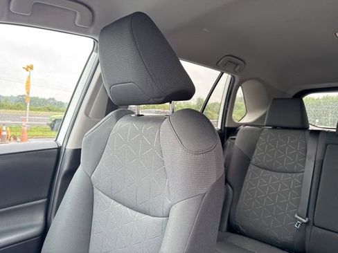 Used 2022 Toyota RAV4 XLE AWD/4WD image 34
