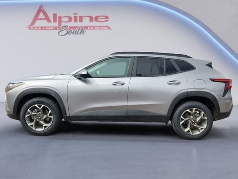 Used 2025 Chevrolet Trax LT w/ LT Convenience Package image 2