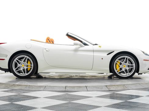 Used 2015 Ferrari California T image 51