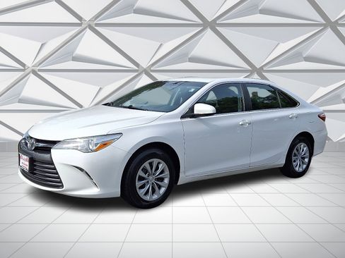 Used 2015 Toyota Camry LE image 5