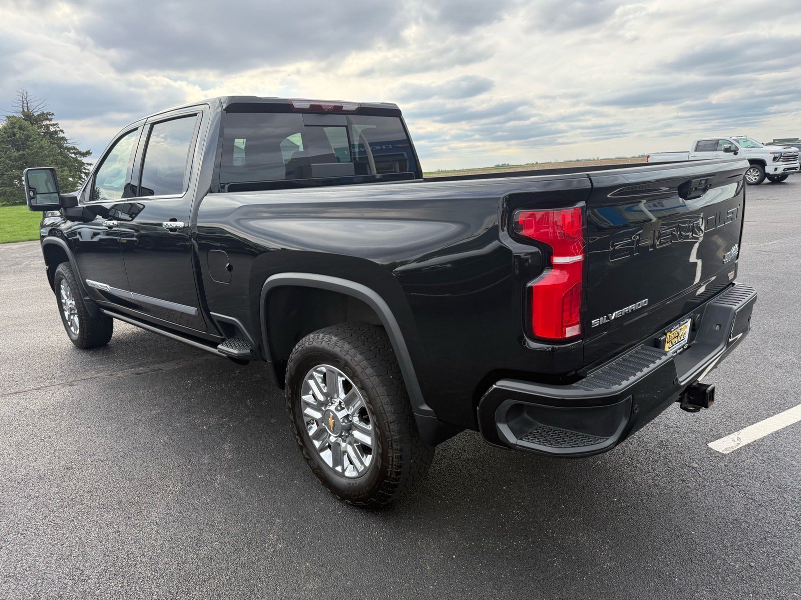Used 2024 Chevrolet Silverado 2500 High Country w/ High Country Premium Package AWD/4WD image 3