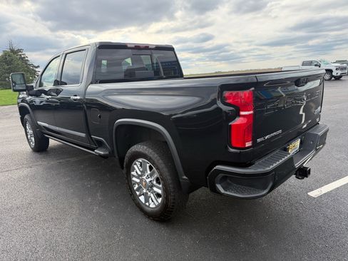Used 2024 Chevrolet Silverado 2500 High Country w/ High Country Premium Package AWD/4WD image 3