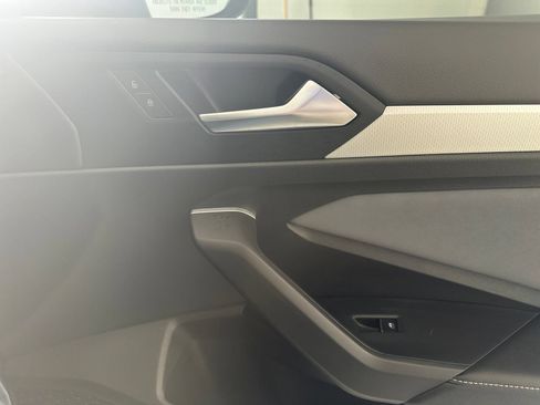 Used 2025 Volkswagen Jetta SE FWD image 14