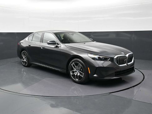 New 2026 BMW 530i RWD image 3