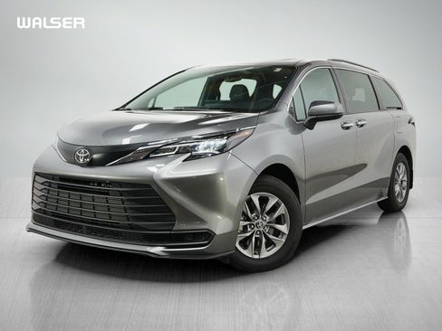 Used 2026 Toyota Sienna XLE FWD image 1