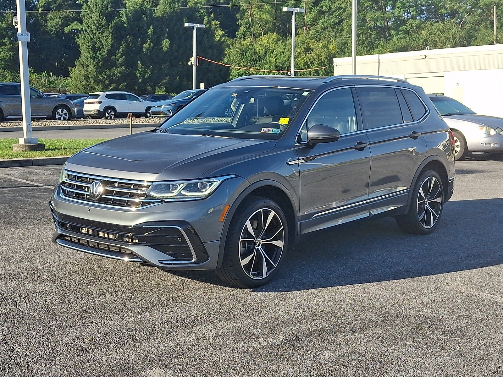 Used 2024 Volkswagen Tiguan SEL R-Line AWD/4WD image 4