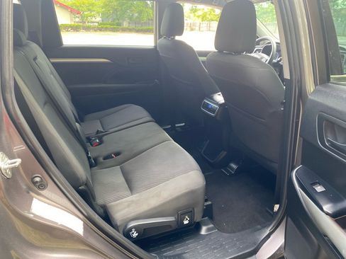 Used 2019 Toyota Highlander LE AWD/4WD image 23
