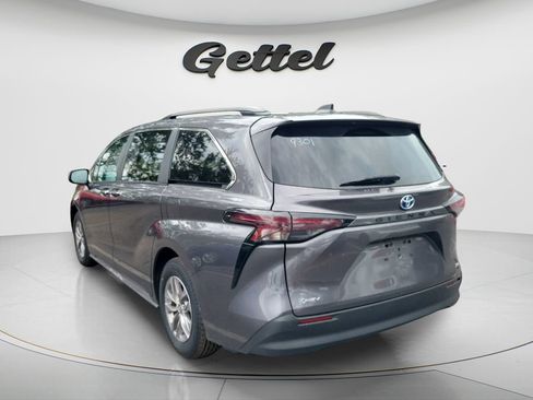 Used 2025 Toyota Sienna XLE FWD image 4