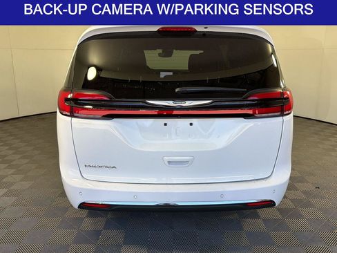 Used 2025 Chrysler Pacifica Select FWD image 5