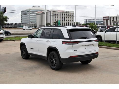 Used 2025 Jeep Grand Cherokee Altitude image 4