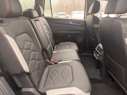 Used 2025 Volkswagen Atlas Peak Edition SE image 35