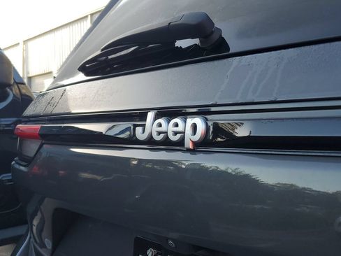 Used 2024 Jeep Grand Cherokee Limited RWD image 6
