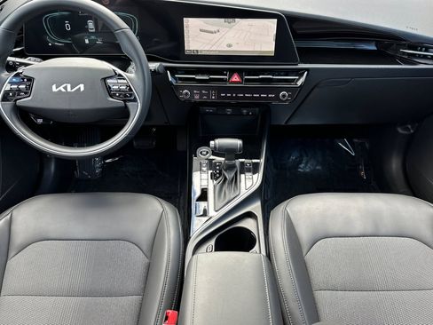 Certified 2025 Kia Niro EX image 15