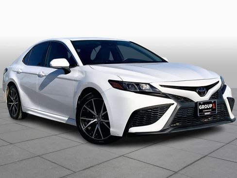 Used 2023 Toyota Camry SE image 2