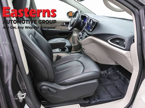 Used 2023 Chrysler Pacifica Touring-L FWD image 26