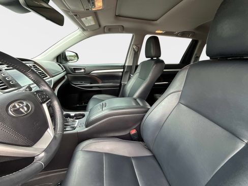 Used 2019 Toyota Highlander XLE AWD/4WD image 24