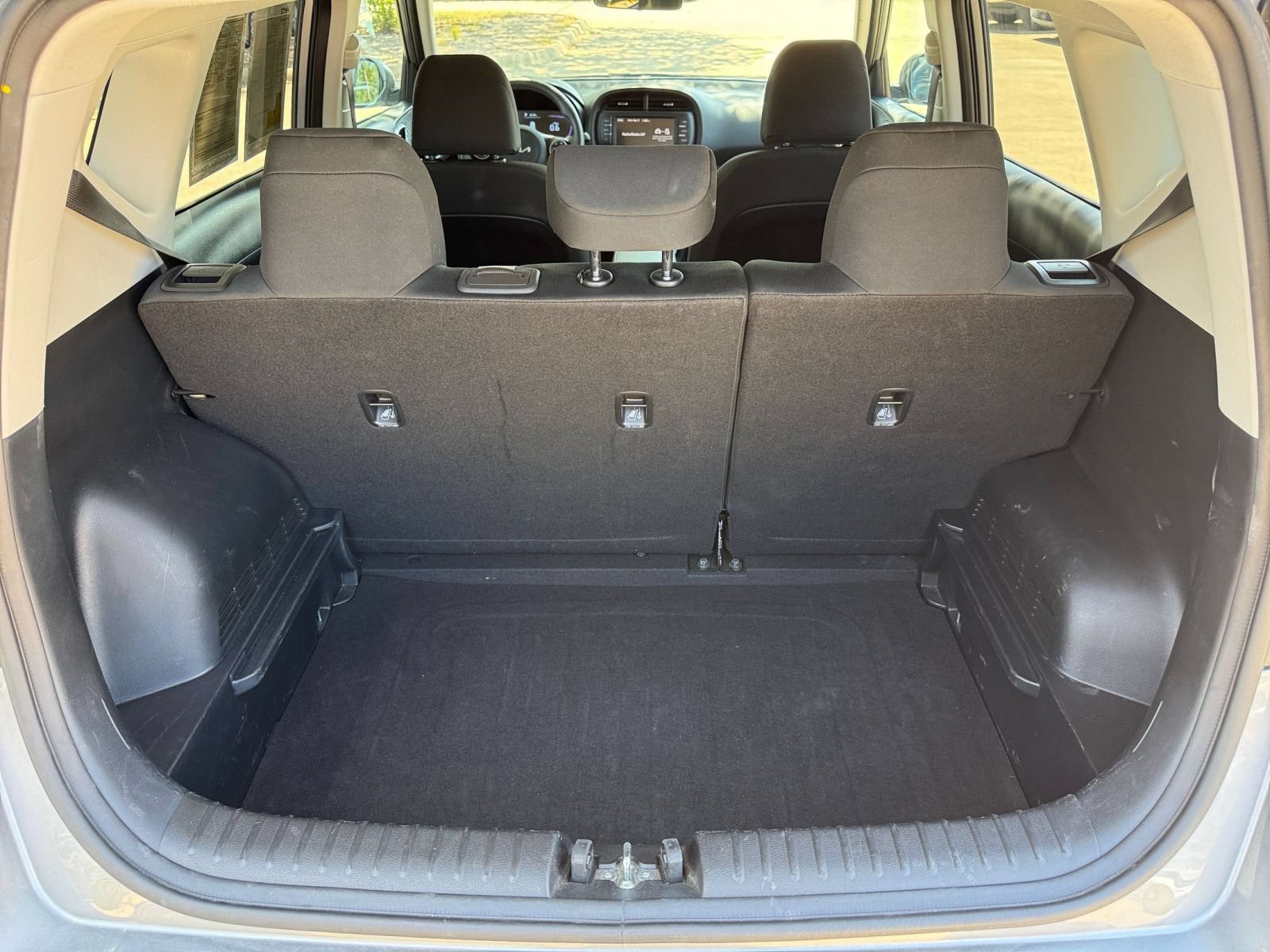 Used 2025 Kia Soul LX w/ LX Technology Package FWD image 30