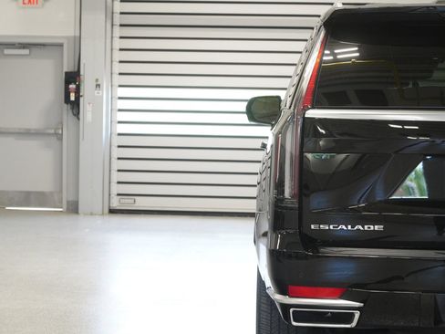Used 2022 Cadillac Escalade Premium Luxury AWD/4WD image 9