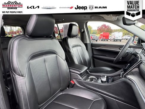 Used 2024 Jeep Grand Cherokee Limited image 31