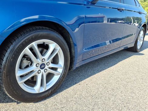 Used 2018 Ford Fusion SE w/ Fusion SE Technology Package FWD image 9