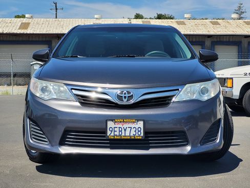 Used 2014 Toyota Camry LE FWD image 2