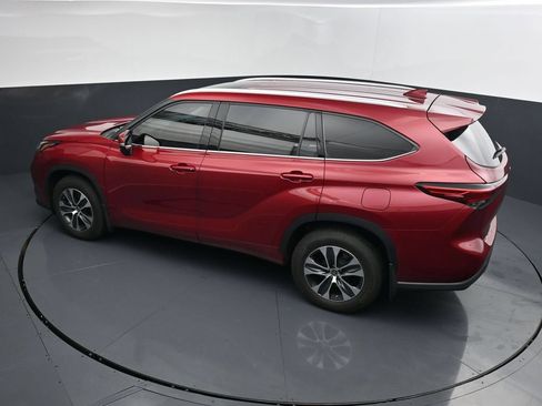 Used 2022 Toyota Highlander XLE AWD/4WD image 27