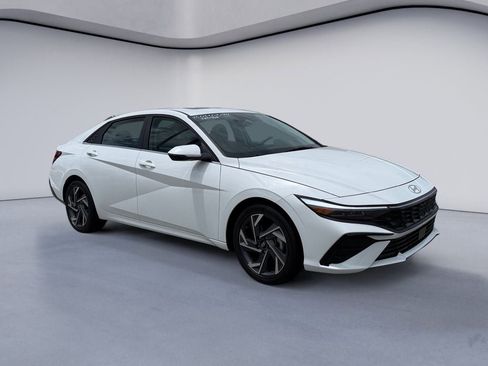 Used 2025 Hyundai Elantra Limited FWD image 7