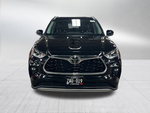 Used 2024 Toyota Highlander Platinum image 2