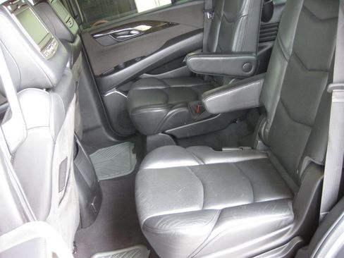 Used 2018 Cadillac Escalade Platinum RWD image 28