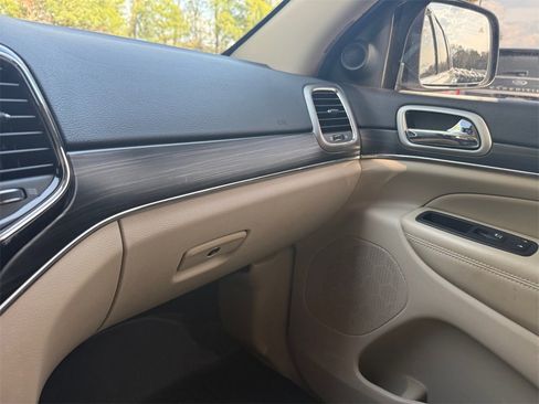 Certified 2019 Jeep Grand Cherokee Limited w/ Luxury Group II image 25