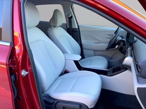 Used 2025 Hyundai Kona Limited FWD image 9